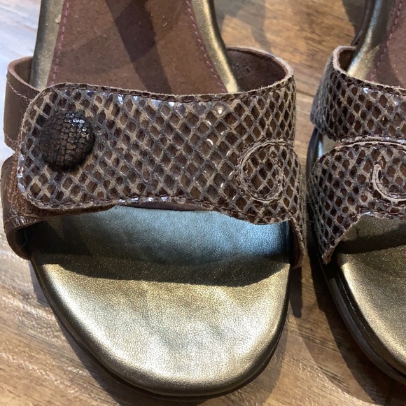 Aravon womens Medici Sandal Heeled Sandal - Picture 4 of 14